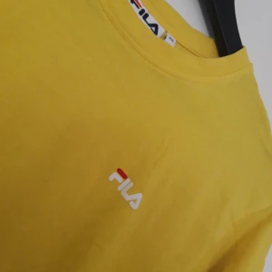 Fila tshirt - denna fräcka fila tshirten är köpt på junkyard för ish 2 år sen. knappast använd. har en liten foundation fläck på sig som knappt syns. den är i storlek xs och sitter som en vanlih unisex tishirt. 
