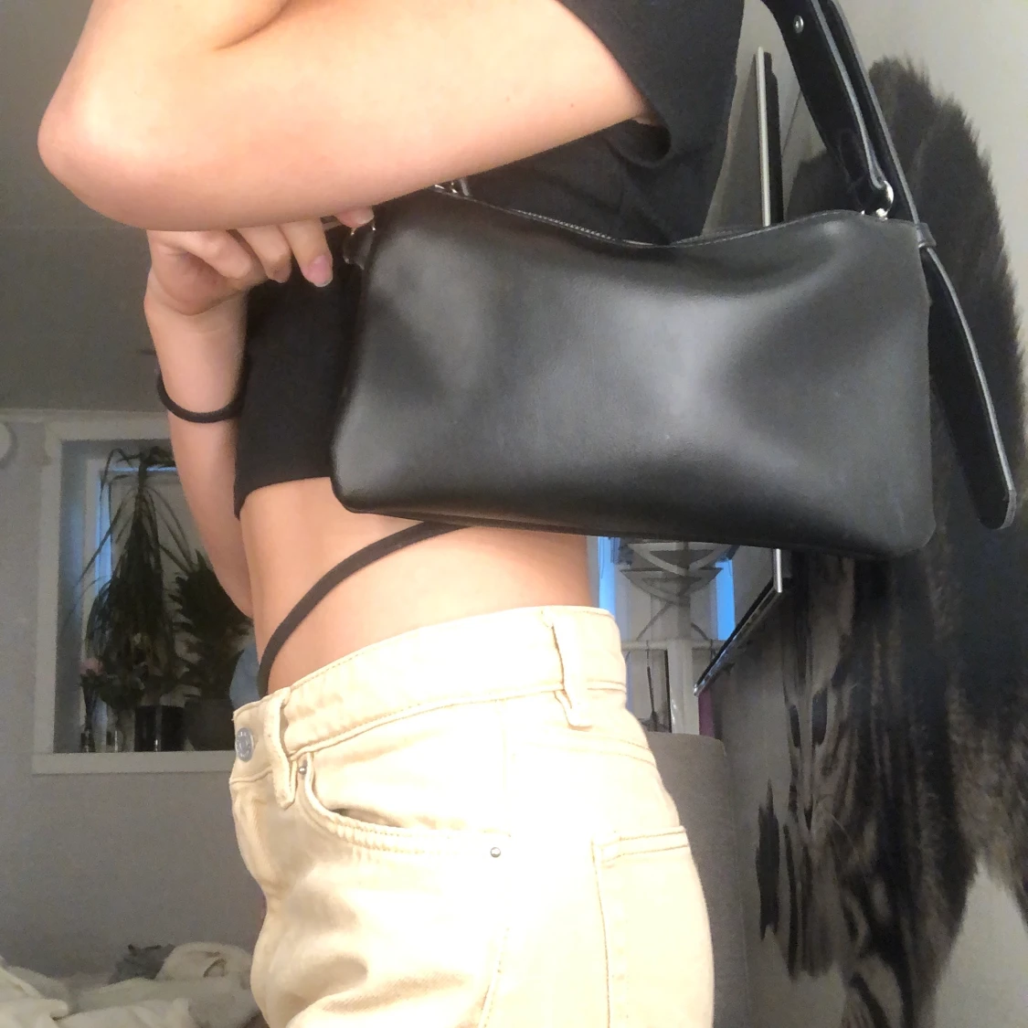 Svart väska säljer för att den inte kommit till så mycket andvänding den har en ficka inuti har använt en gång    