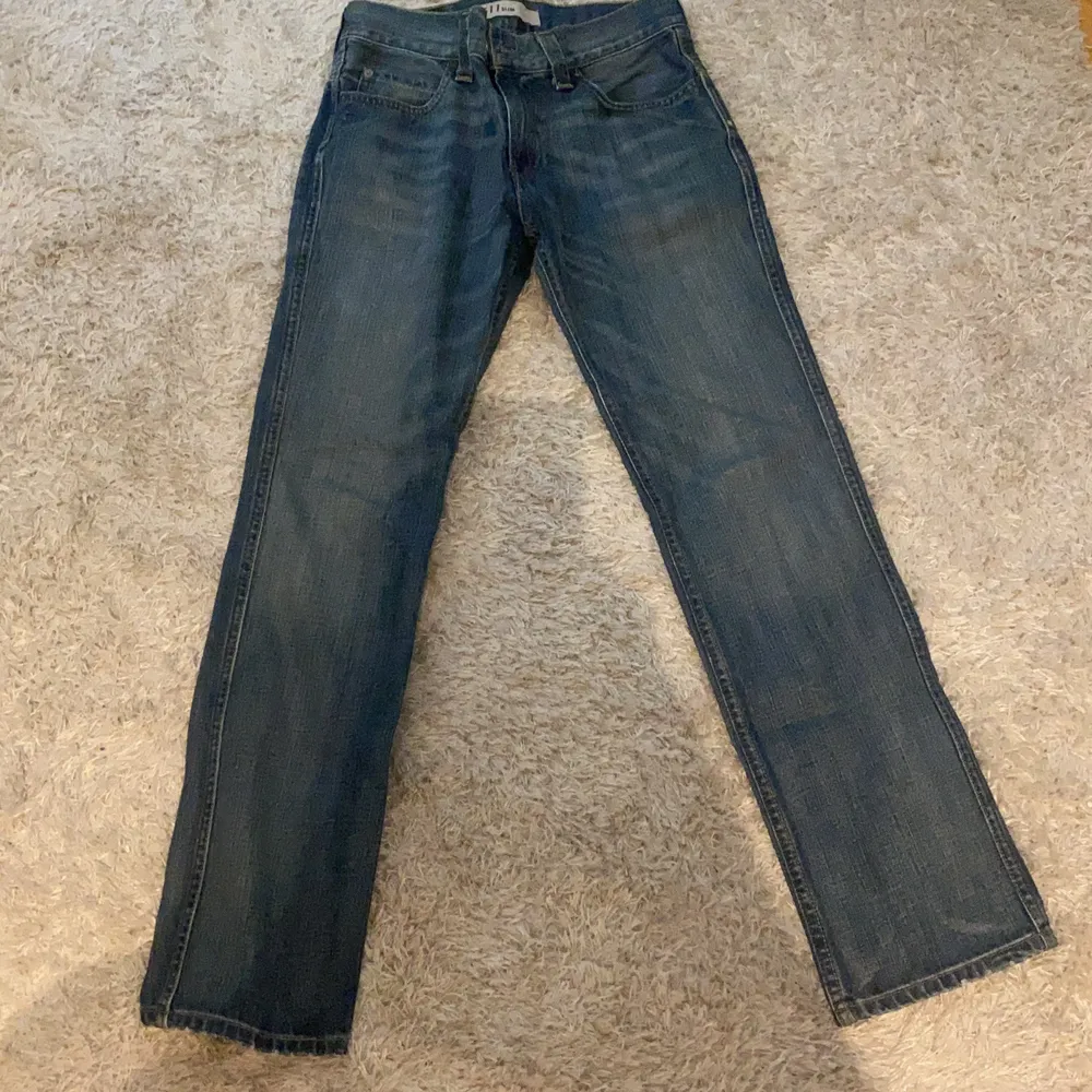 ett par 511 slim levis jeans killmodel. Inget slitage och dom är verkligen svin snygga!! säljes pgv att dom inte är min still längre och dom är lite för stora för mig som är 158 men jag skulle säga att det passar någon som är över 160 det går att pruta och sänka priset!. Jeans & Byxor.