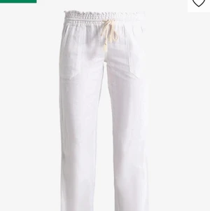 Linnebyxor  - Vita linnebyxor från Roxy, använda några enstaka gånger. Sista bilen är lånad! Storlek M