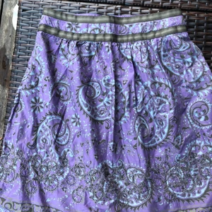 Supercool lila kjol🧚🏼‍♀️😍 - Säljer denna supercoola kjol från Esprit, aldrig använt. Den har en dragkedja på sidan och coola glittriga mönster längst ner!🤩🐲 Strl: 36