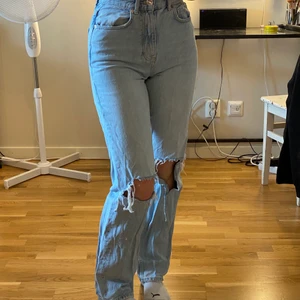 Gina jeans - Jättefina jeans från Gina tricot i modellen 90s high Waist. I jättebra skick då jag knappt använder de. Köpt för 500 o jag säljer för 280, köparen står för frakten