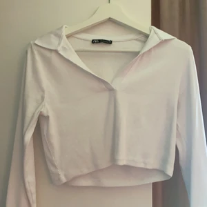 Zara tröja  - Säljer min cropade tröja o från zara i str L men passar en S