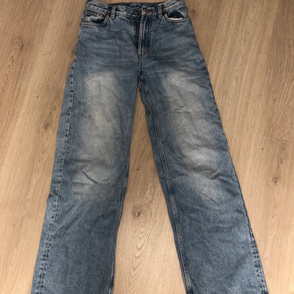Fina blå monki jeans i storlek 25. Säljs då de är för små. . Jeans & Byxor.