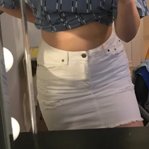 Söt minikjol  - Jätte bekväm kjol som aldrig kommer till användning. Köpt på hemsidan Nelly.com för ca ett år sen. Skriv om ni har några frågor💗:)