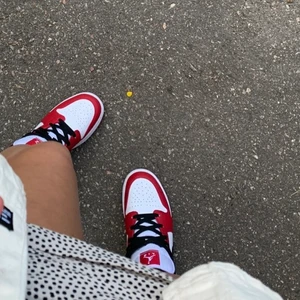 Jordan mid  - Spransamt använda, köpta för 2300kr. Kartong finns kvar. 