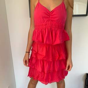 Jättefin rosa klänning köpt på secondhand i strl XS/S