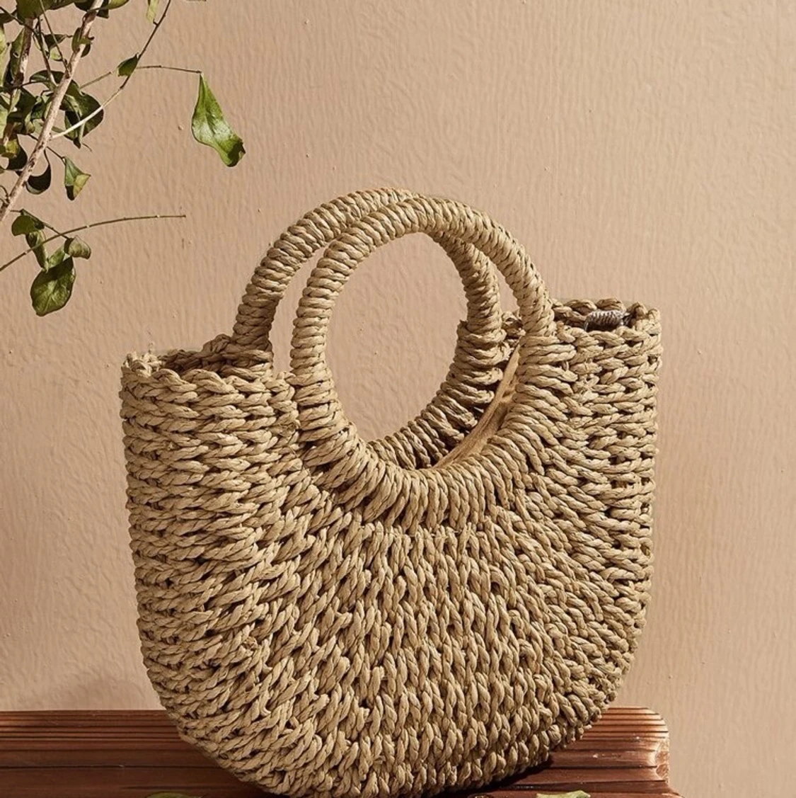 Vävd handväska i ”halm”