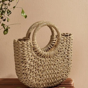 Vävd handväska i ”halm” - (Lånad bild därför lite pixlig) Superfin handväska som aldrig är använd. Säljer då jag trodde den var större. Medföljer längre rämm🤎🤍    Köparen står för frakt 