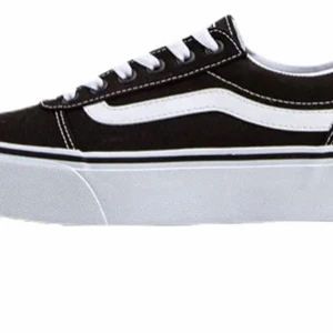 Vans platform - Svarta vans med vit detalj och snören, plattform. Bra skick! Anvönda fåtal gånger.