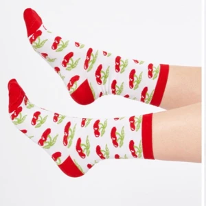 Cherry socks - Såå söta strumpor från Minga London som tyvärr inte har kommit till användning. Aldrig använda, endast provade✨ Första och sista bilden är lånade. Skriv om du undrar någonting, frakten är inräknad i priset🥳🥳