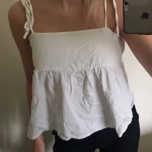 linne med volang - Snyggt linne med volang😍 Nästan helt oanvänt❤️ Storlek Xs/S men kan även passa M❤️