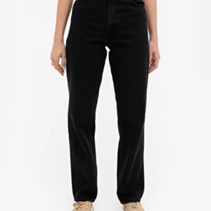 Monki jeans - Ett par monki jeans som har krympt lite i storlek så skulle säga att det är 24/25 ganska använda 100kr