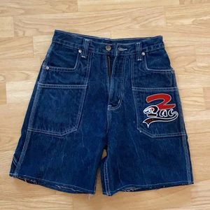 2pac shorts - Tidigare 2pac jeans som jag sytt om till shorts, kan finnas lösa sömmar då jag inte är helt van vid symaskin. 