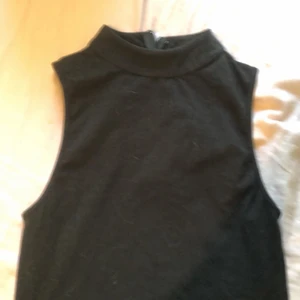 En topp/linne från bikbok - Köptes för 100kr och är inte användt sen jag fick den, säljer den för 50kr nu 