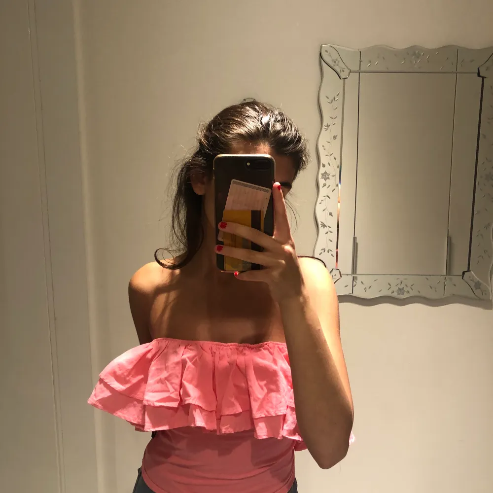 Rosa topp från H&M. Går att stylea på många olika sätt. Perfekt till sommaren eller ett festligare tillfälle. Passar Xs-S. Jag är 165 cm lång. Skriv privat vid frågor 💛. Toppar.