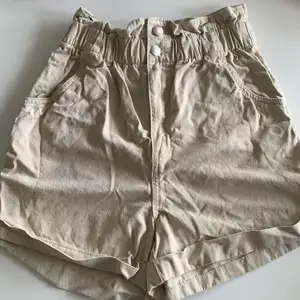 Ett par beiga shorts som använts under en sommar. Är i super skick. Midjan är reså. 