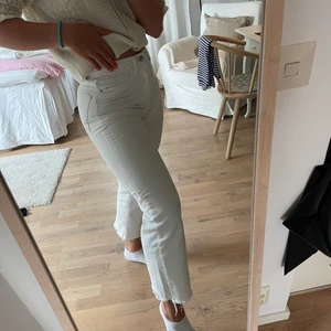Vita jeans  - Vita riktigt snygga jeans som inte kommer till användning längre! Lite kortare modell, är ca 170. Stl 34 men passar 36 också! 