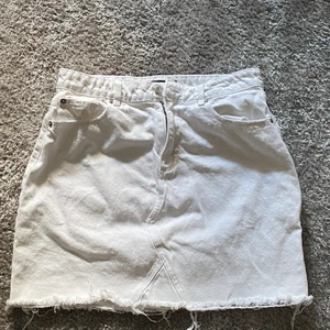 Vit kjol  - Kjol från Gina som är köpt för ett tag sedan :) Kn mötas upp i Eskilstuna annars står köparen för frakt ❤️🌟