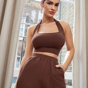 Brun halter neck crop top - Har endast använt under en kväll. Möts upp i Stockholm, annars står köparen för frakt🤎