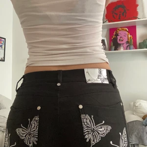 Svarta lågmidjade byxor  - Mycket bra skick, aldig använt. Lågmidjade och raka i modellen. Jeans modell men materialet är som kostymbyxor. Storlek 164 men passar för XS och S. Jag är 170 och dom går ner till mina anklar. Köpta på Kappahl på för länge sedan. Skriv privat om du är intresserad eller har frågor💕🌸