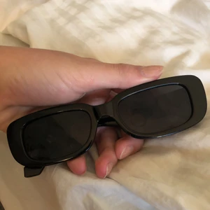 Trendiga solglasögon - Trendiga solglasögon som inte passar mig (man får med fodral) frakt tillkommer📦