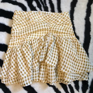 H&m kjol rutig  - Super fin kjol från h&m HELT NY!! Då jag aldrig använt den är den som ny. Storlek 38. Den passar inte mig tyvärr därav inga bilder på. Tror den är helt slutsåld i denna storlek. Frakt 62kr