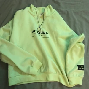 Neon hoodie - Denna hoodie har används rätt mycket och är i storlek XS eller S vet inte exakt eftersom jag inte har prislappen kvar. Men om ni vill ha fler bilder på den så är det bara att kontakta mej privat.