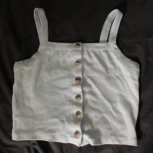 Ljusblå topp från monki - Gullig topp/linne från monki. Färgen missvisas på den första bilden, den är lika blå som tröjan på andra bilden! 💙 