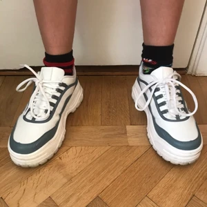 Sneakers - Snygga sneakers med färgerna vit och turkos