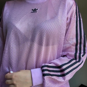 Nättröja adidas - Knappt använd så fint skick. Köpt för att matcha adidaslinnet som jag har lagt upp. Lite tight i armarna