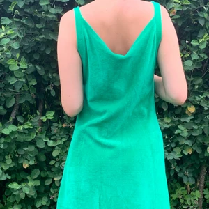 Grön vintage klänning  - Skönaste vintage klänningen💚 står storlek L men passar även en medium. Tyget är lite sammets-aktigt och perfekt till sommaren💚 (köparen står för frakten) /Lisa