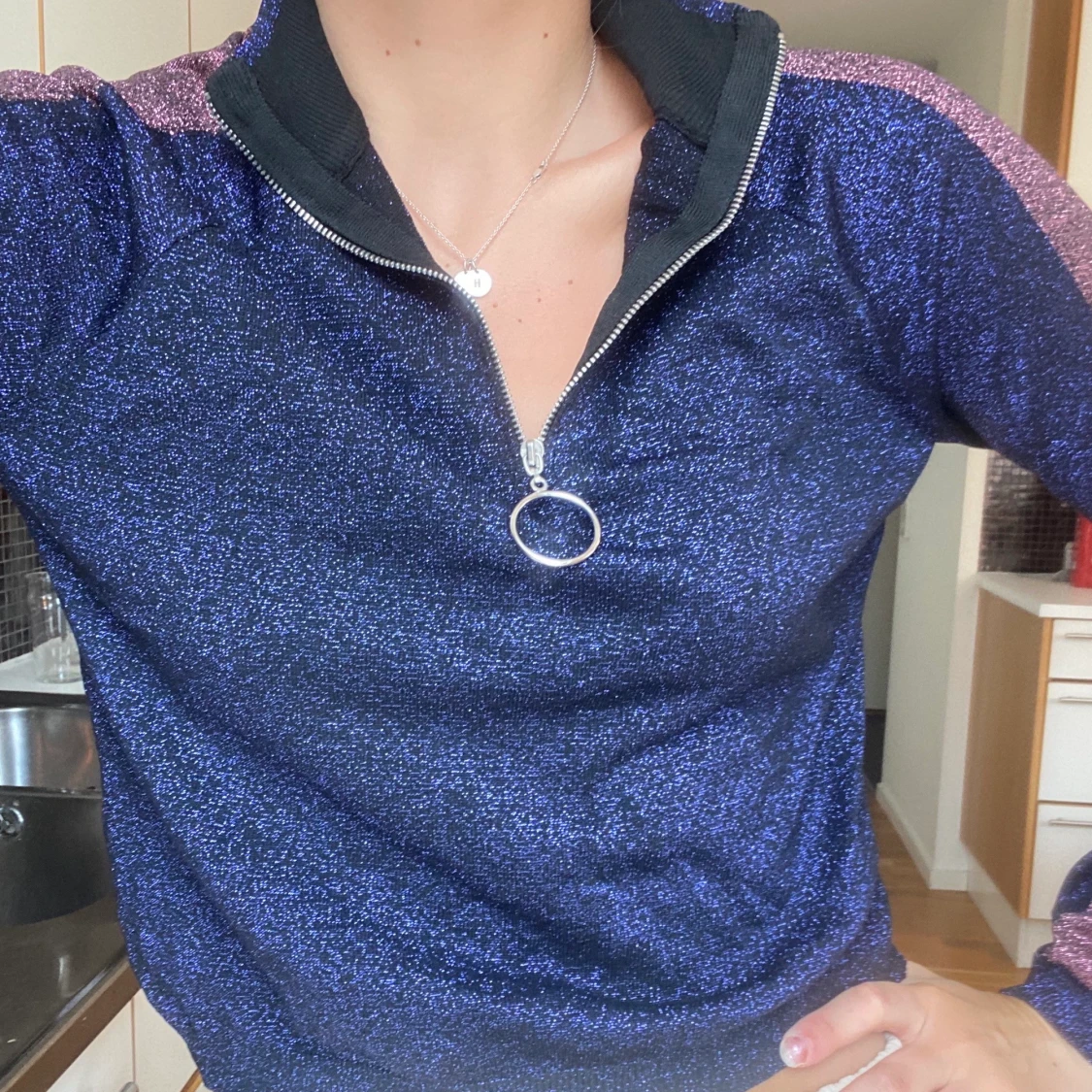 Glittrig tröja från Ivyrevel storlek M