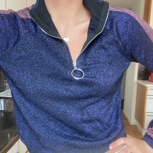 Glittrig tröja från Ivyrevel storlek M - Snygg glittrig långärmad tröja från Ivyrevel storlek M. Blå glittrig med rosa glittriga räder på båda ärmarna. Knappt använd, är i helt okej skick. Köparen står för frakten 