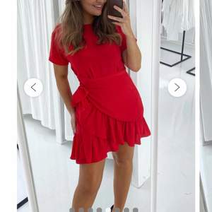 En superfin röd klänning i storlek XS från byicstudios. Använd ett fåtal gånger & är i fint skick. (bilderna är ifrån hemsidan där klänningen är köpt ifrån) vid köp med leverans står köparen för frakt