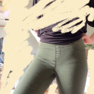 Militärgröna skinny jeans från H&M - Ett par militärgröna eller mörkgröna skinny jeans från H&M i strl 36. De har ingen blixtlås eller knapp och inga framfickor. Den har vanliga bakfickor och har använts flertal gånger men är i bra skick.