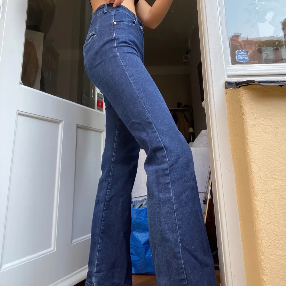 Fina långa utsvängda byxor från mango. Är stretchiga i materialet💙💙 strl 34 men passar 36. Jeans & Byxor.