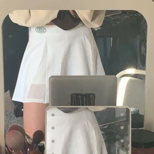 Vit kjol - Vit kjol storlek s, kostar 200kr