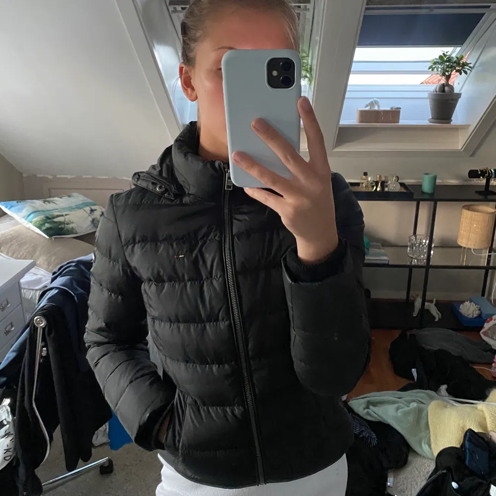 Svart dunjacka från Tommy hilfiger i storlek XS. Inte fått mycket användning för denna då den är något liten för mig som är en S. Men skitsnygg om man vill ha en något tajtare jacka, funkar både som höst- och vinterjacka. Bud från 750! Nypris ca 2200 kr.. Jackor.