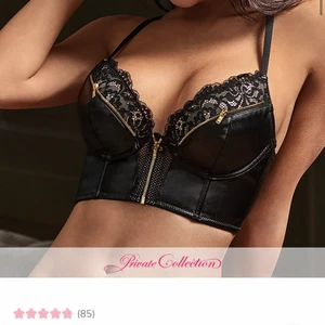 Bh Hunkemöller - Superfin bh från hunkemöller i läder typ (?) med dragkedja fram. Den går att justera både i axelbanden och även banden i ryggen så skulle därför säga att storleken inte är så jätteviktig. Använd 1-2 gånger och därav säljer jag den. Nyskick!