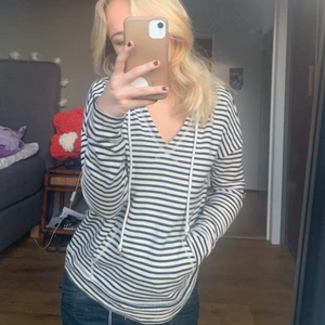 GAP hoodie - En randig sweatshirt/hoodien med en luva ifrån gap. Jättefin<3 passar mig som år en S och förmodligen en xs också💕