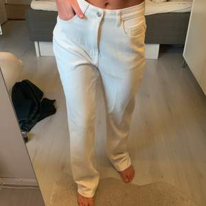 Vita långa jeans åt det lite mer ”baggy” hållet, supersköna och sitter bra!