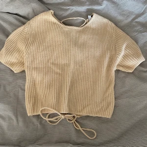 Topp - Så söt tröja med knytning i ryggen från Zara! Använd en gång🤍 storlek M! Köparen står för frakt