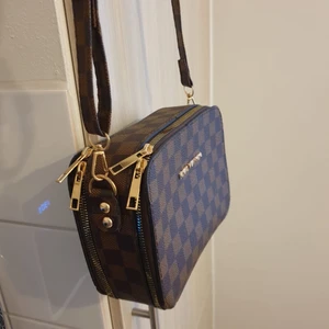 Väska - Axelremsväska i topp kvalité helt ny