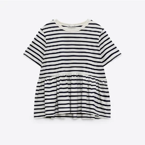 Zara tröja  - Säljer min jätte fina tröja från zara som tyvärr inte kommer till anvdäning längre. Sparsamt använd och är i mycket bra skick. Säljer för 100kr+frakt