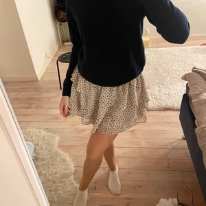 Kjol - Supersnygg och söt kjol från hms barnavdelning. Passar xs-m❤️