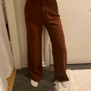 Bruna kostymbyxor  - Säljer mina fina kostymbyxor i storlek EU34 från Nelly. Byxorna är långa, jag är 164