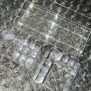 Lådor med fack/sminkställ - Säljer dessa förvaringslådor med fack då de inte kommer till användning. Nyskick!  Kan användas som förvaring till exempelvis smink eller annat Material: Plast