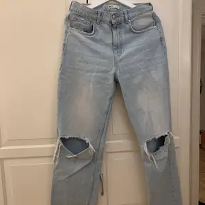 Ljusblå raka, slitna jeans från Gina Tricot , strl 38. Köparen betalar frakten, nypris 699kr