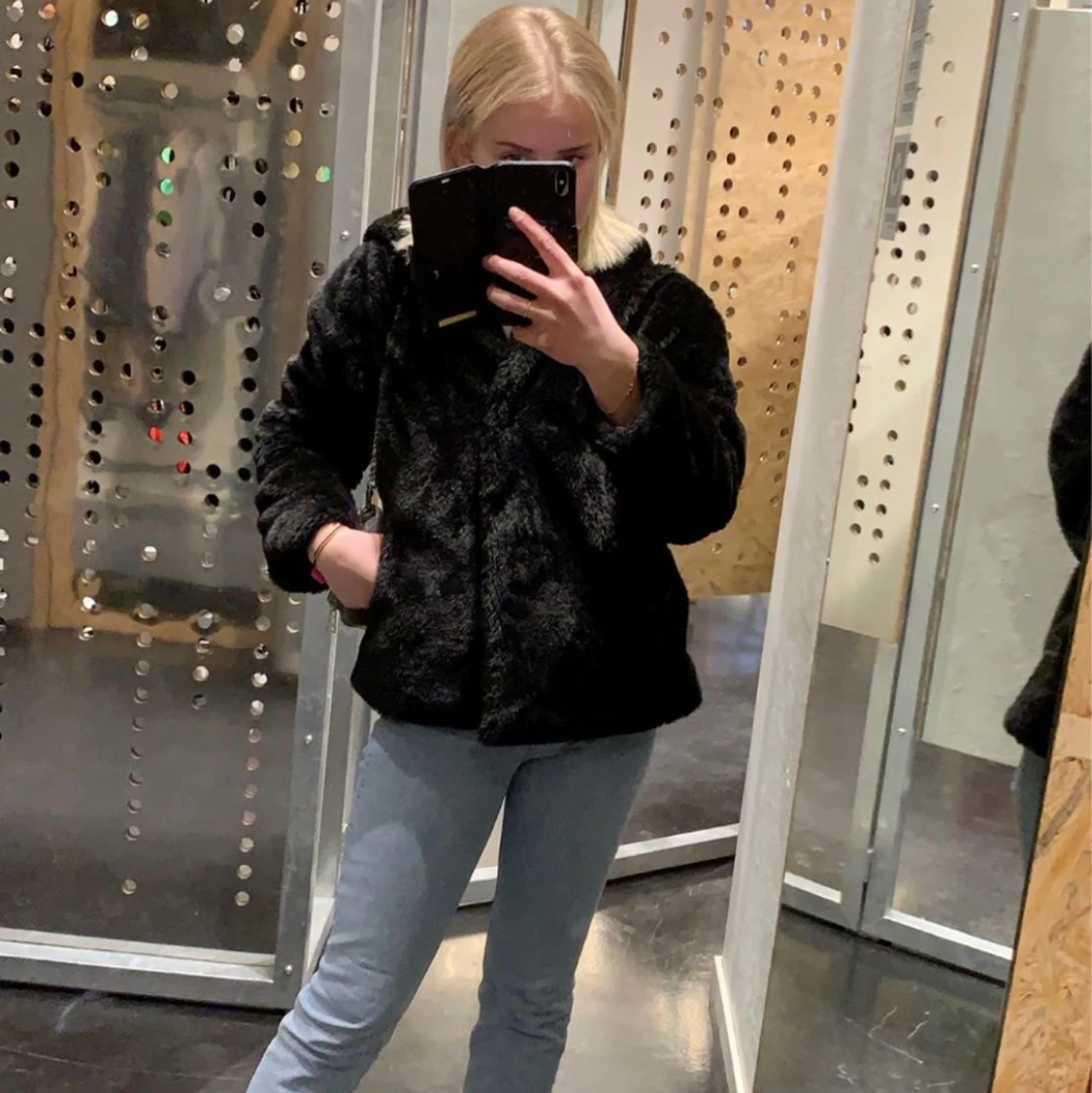 Svart fuskpälsjacka med luva